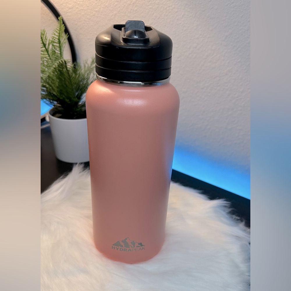 Pre-loved. Hydrapeak stainless steel. BPA free. 40oz.